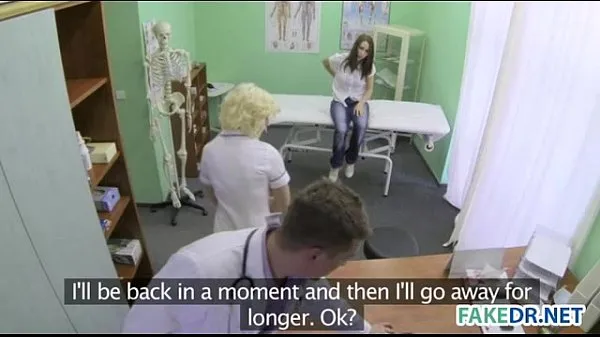 Vroči Horny assistant hits on her patient topli filmi