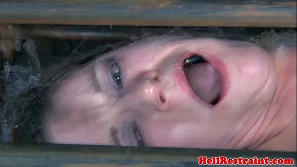 Hotte Caged submissive in drowning fetish varme film