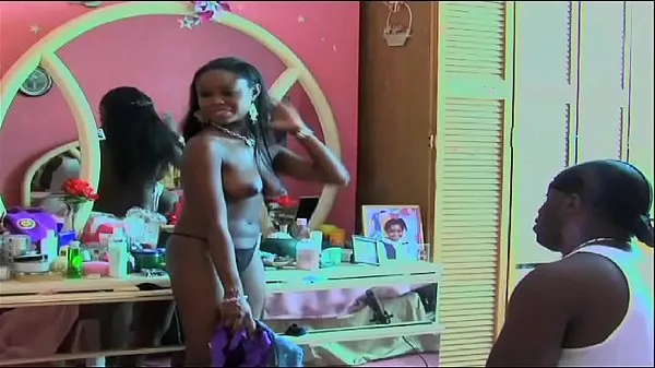Film caldi attrice ebanese dai grossi seni si aggira nuda sulla muta alla fine del videocaldi