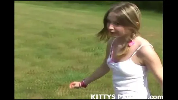Kuumia Innocent teen Kitty flashing her pink panties lämpimiä elokuvia