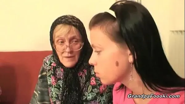 Hotte Hot babe helps granny to sucks a cock varme film