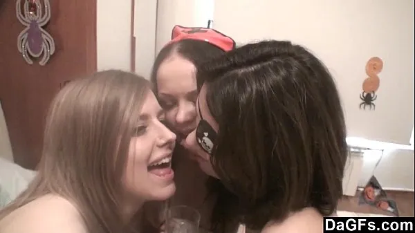 Vroči Dagfs - Three Costumed Lesbians Have Fun During Halloween Party topli filmi