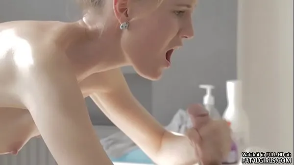 뜨거운 Sexy teen babe sucks and fucks at the massage table 따뜻한 영화