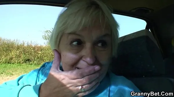 Vroči Old bitch gets nailed in the car by a stranger topli filmi