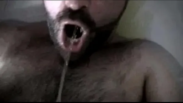 Vroči Hairy bear pissing and cumming in his own mouth topli filmi