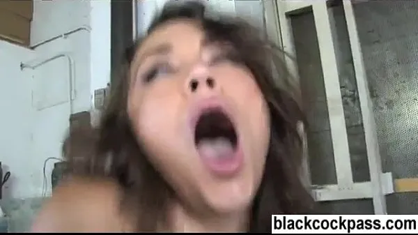 ホットな Latino babe playing with the perfect black cock 温かい映画