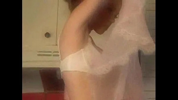 Hotte Heather Carolin stripping in the kitchen varme film