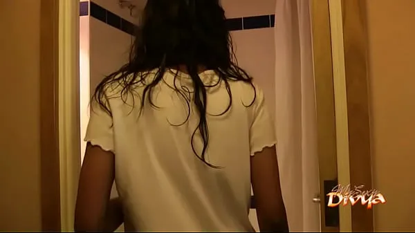 Vroči Indian pornstar babe divya seducing her fans with her sex in shower topli filmi